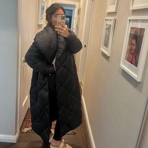 Gorgeous warm and chic quilted long line coat! Worn once! 💫🖤🤍